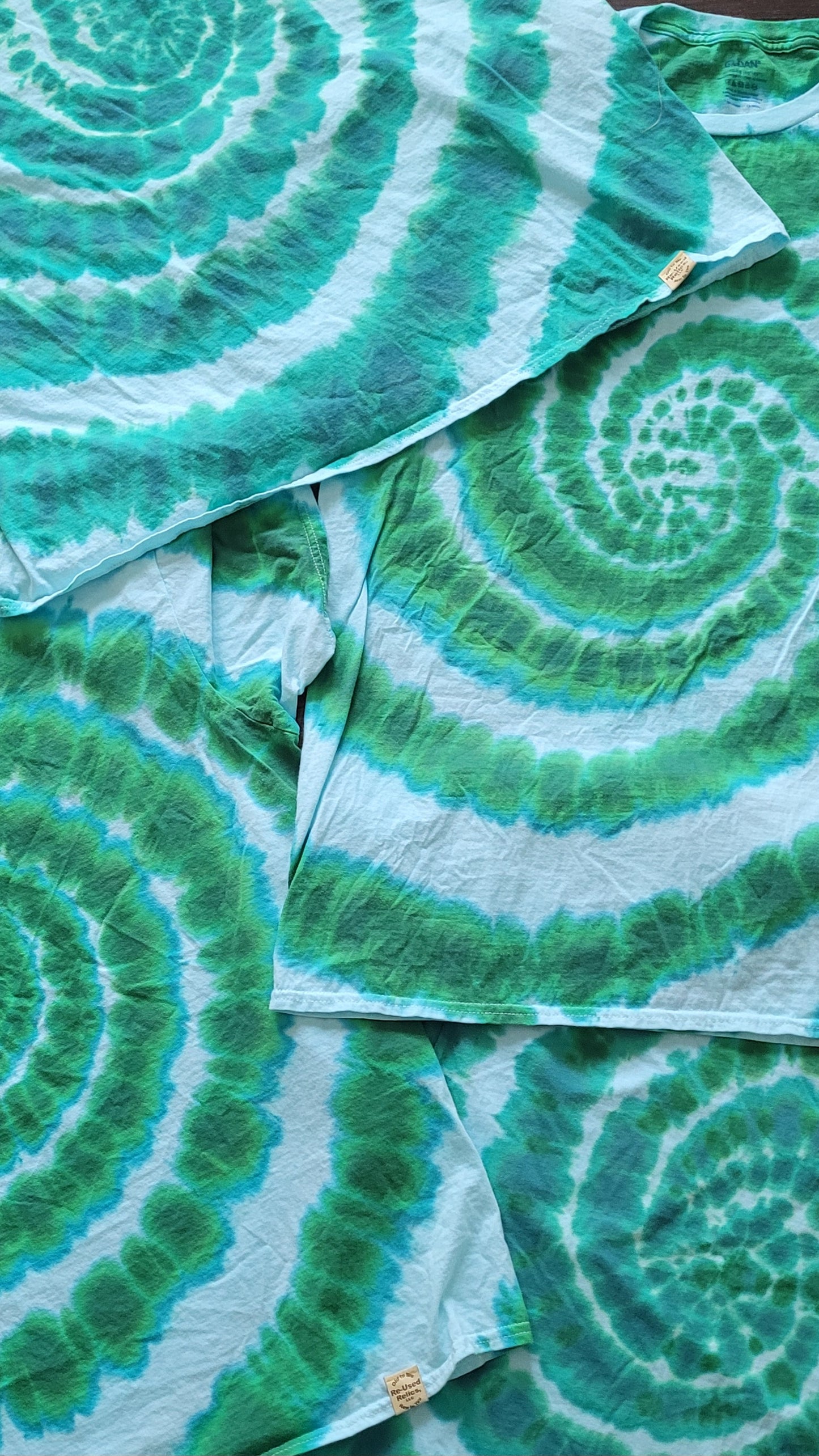 Green and white tie-dye pattern on fabric