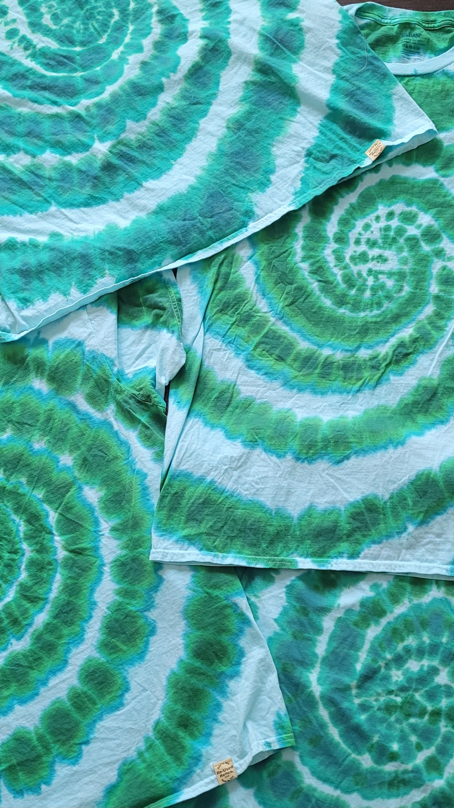 Green and white tie-dye pattern on fabric